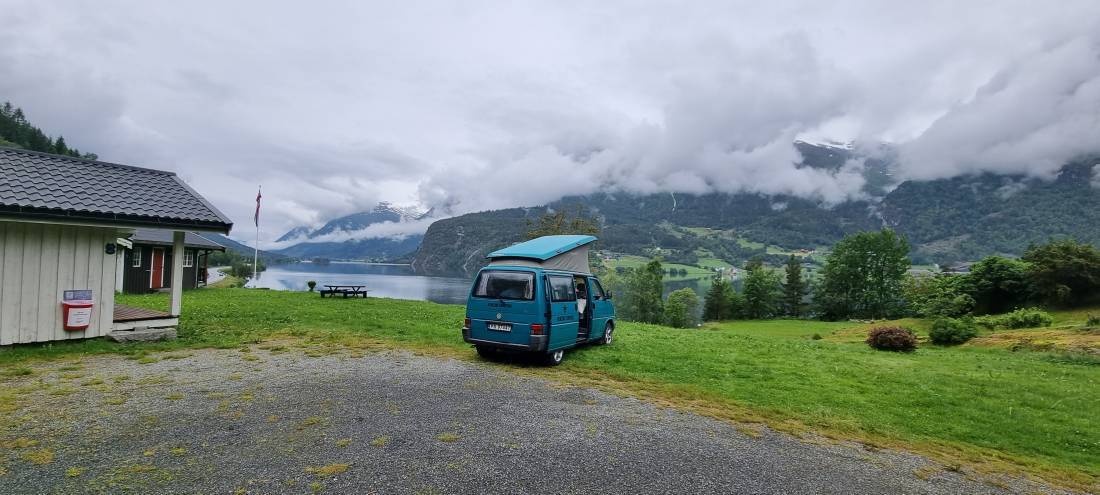 Holmevik Camping — Area da campeggio in Stryn