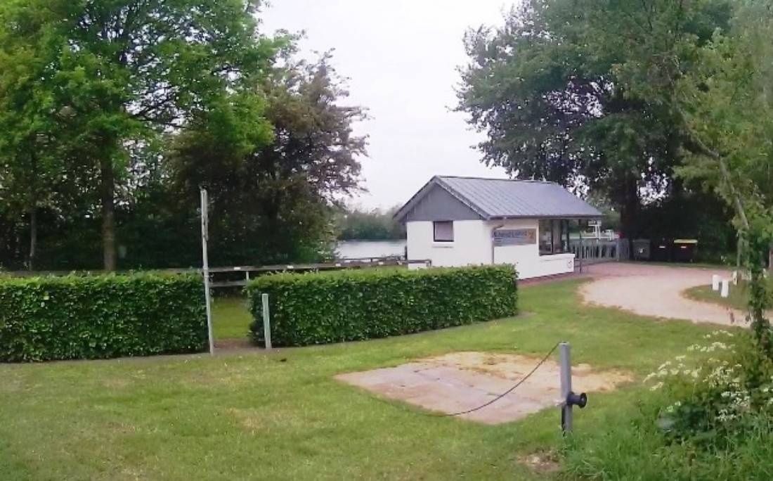Stellplatz am Naturbad Ladelund — Area Autocaravanas in Ladelund