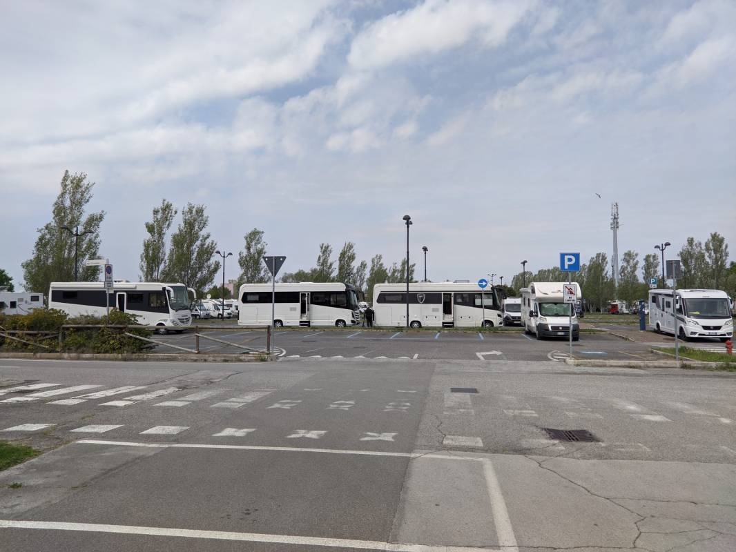 Parcheggio Auto e Camper — Overnatnings‑parkering in Grado