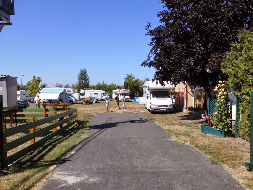 H + R Mobilcamping Balatonsüd — Bobilplass in Balatonszemes