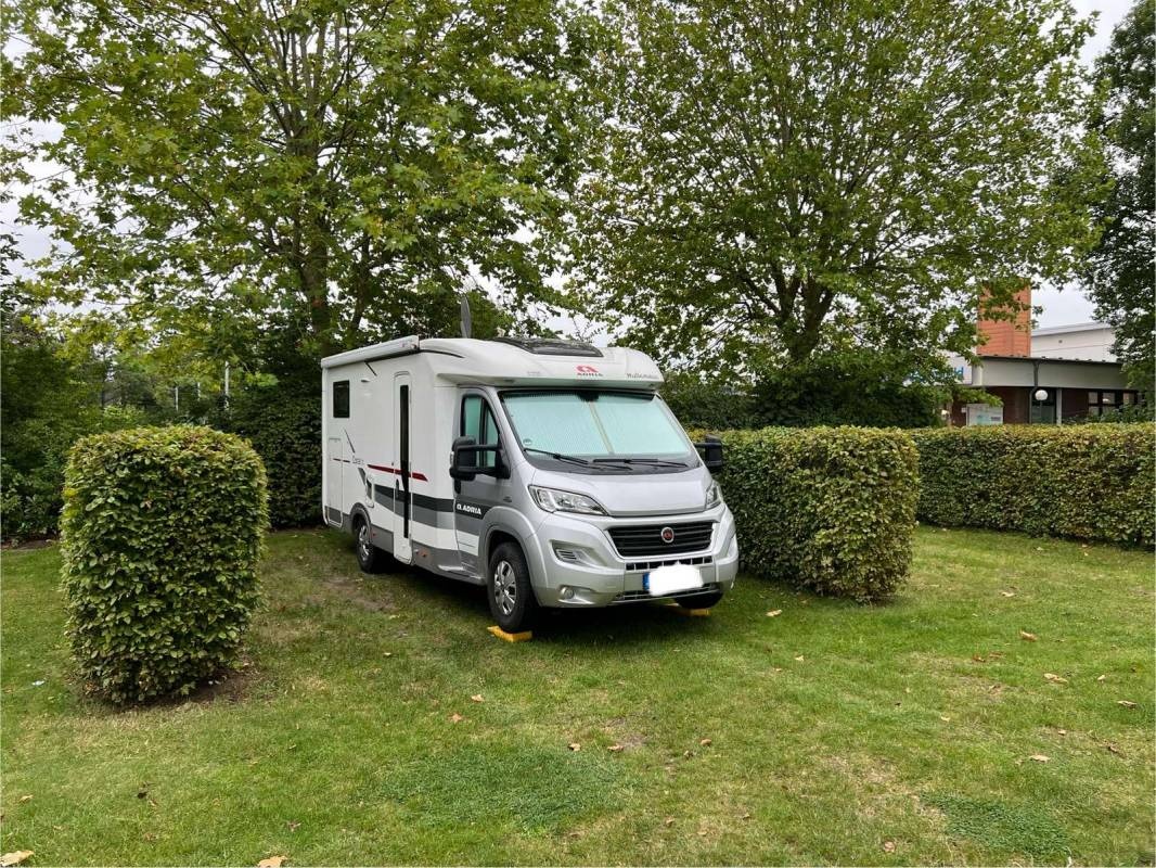 Stellplatz am Hallenfreibad Wagenfeld — Aire camping car in Wagenfeld