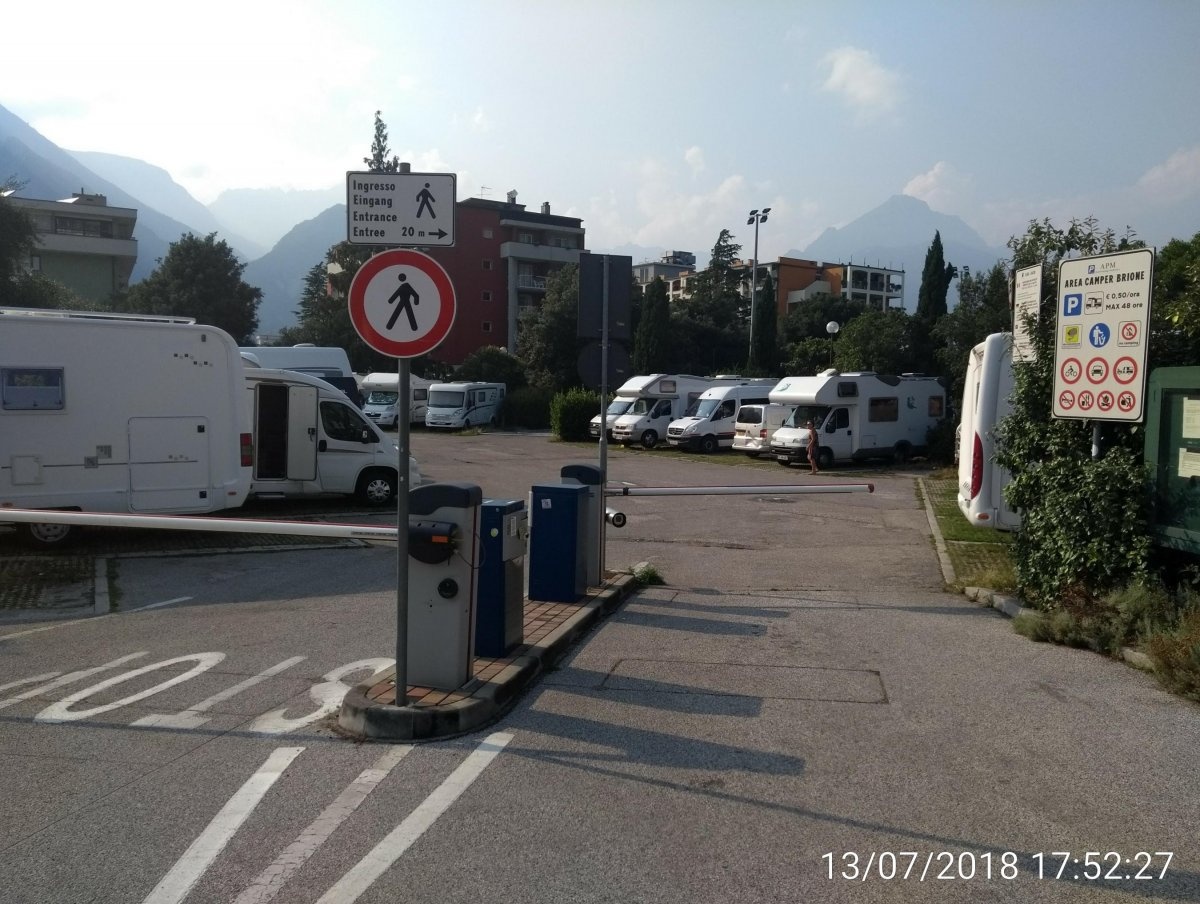 Area Camper Via Brione — Stellplatz in Riva del Garda