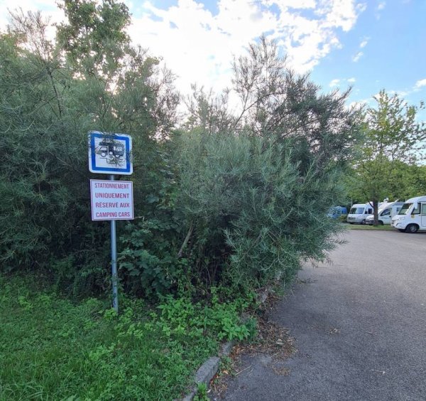 Aire de Camping Cars Montceau-les-Mines — Photo 2