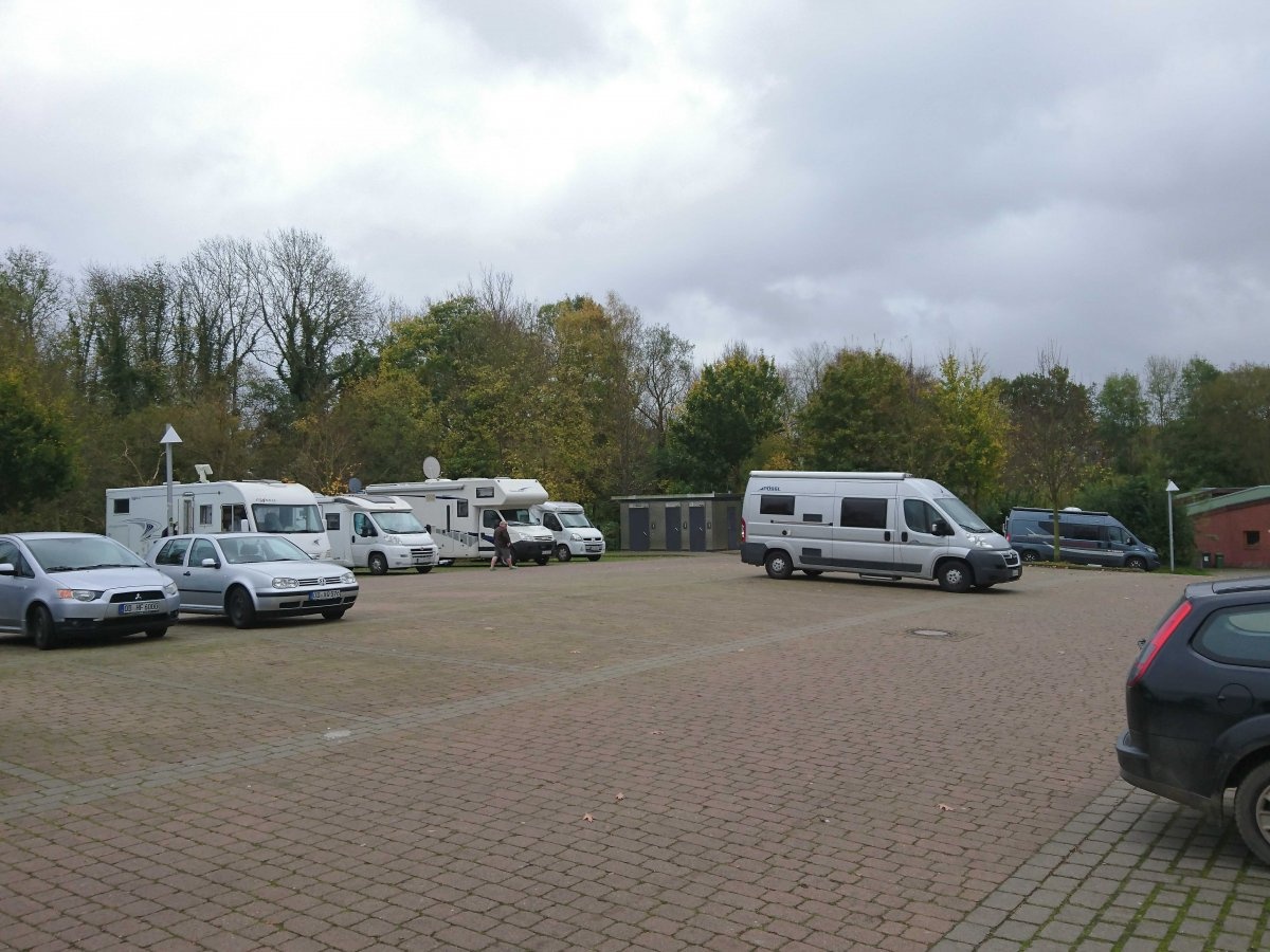 Stellplatz am Karpfenplatz Reinfeld — Sítio para autocaravanas in Reinfeld