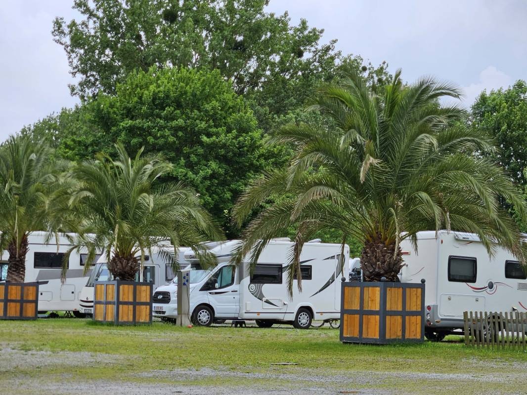 Reisemobilhafen an den Emmerauen Bad Pyrmont — Bobilplass in Bad Pyrmont-Oesdorf