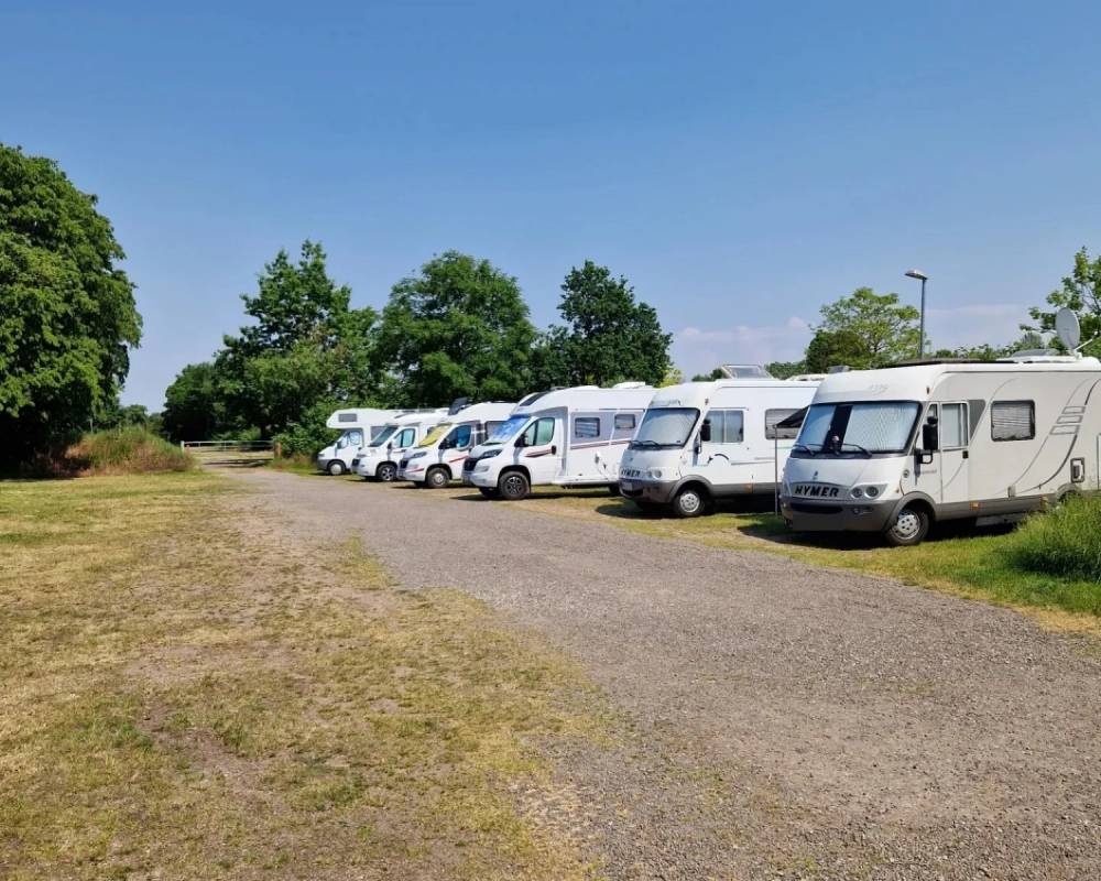 Stellplatz am Schloss Erbhof Thedinghausen — Aire camping car in Thedinghausen