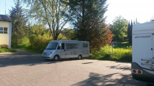 Stellplatz am Schwimmbad Balve — Sp. parking dla kamperów in Balve-Langenholthausen