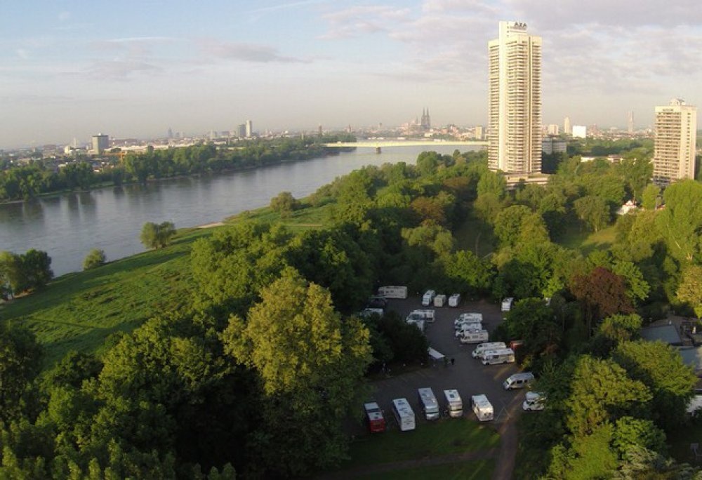Reisemobilhafen Köln — Aire camping car in Köln-Riehl