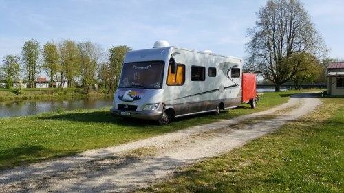 Stellplatz am Wörnitz-Ufer Oettingen — Karavan Sitesi in Oettingen i.Bay.