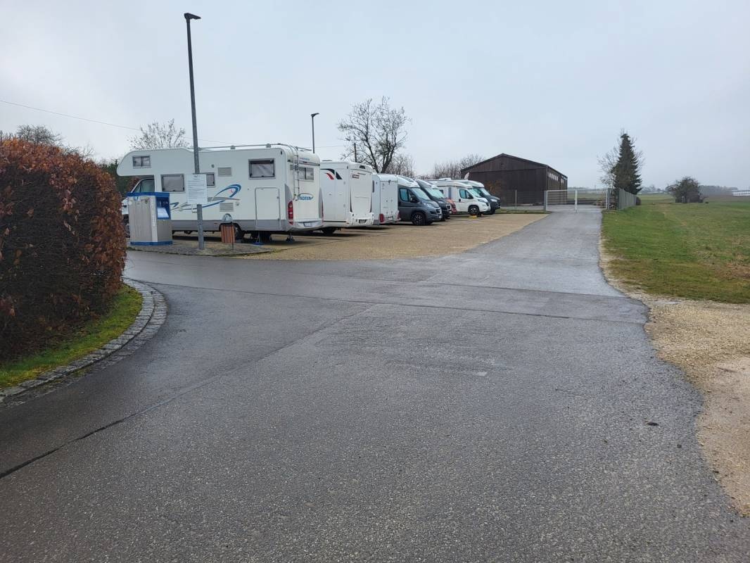 Stellplatz Neuhausen ob Eck — Sp. parking dla kamperów in Neuhausen ob Eck