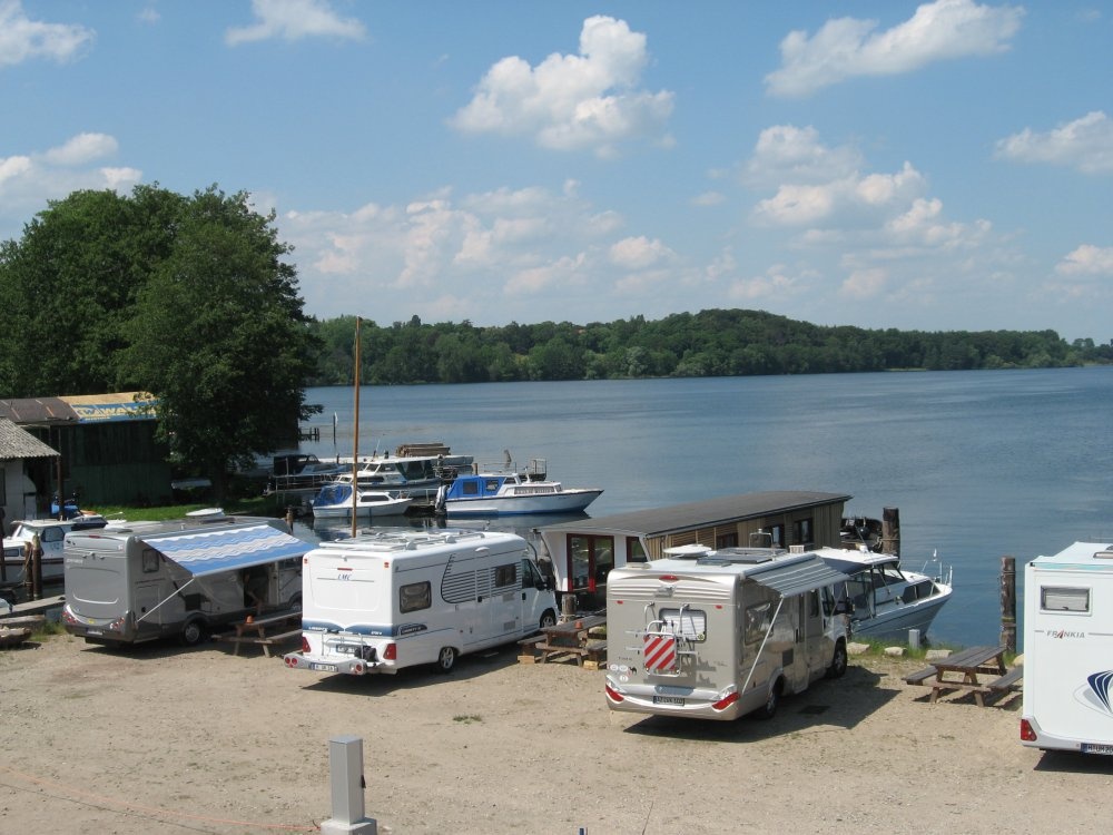 Stellplatz am Sportbootzentrum Ziegelsee Schwerin — Sp. parking dla kamperów in Schwerin