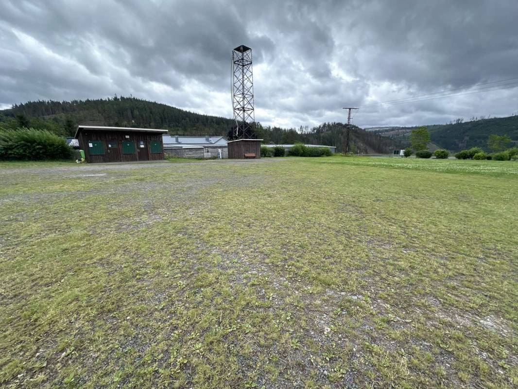 Stellplatz am Festplatz Meura — Bobilplass in Meura