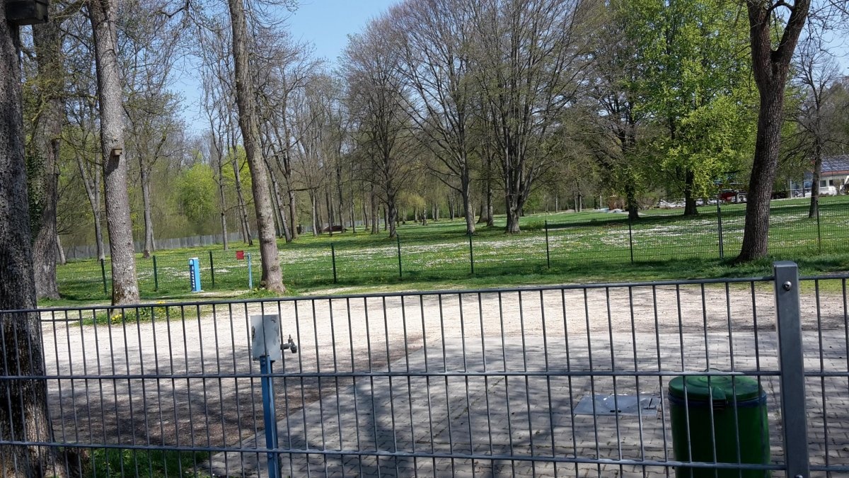 Stellplatz am Waldbad Günzburg — Sítio para autocaravanas in Günzburg