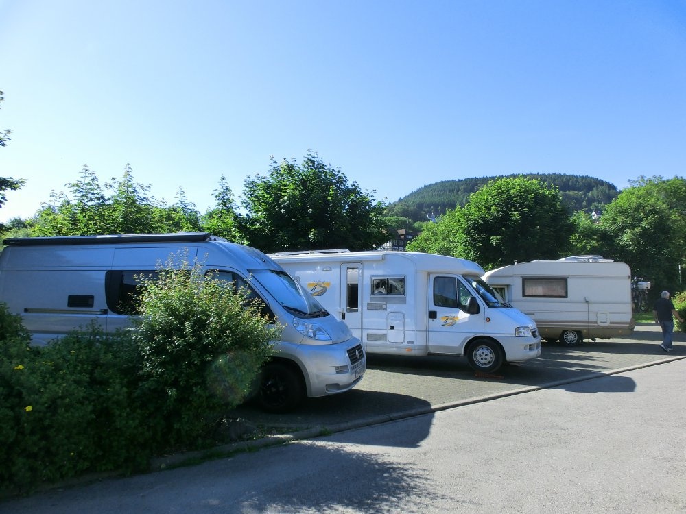 Stellplatz an der Sauerlandhalle Altena — Camperplaats in Altena