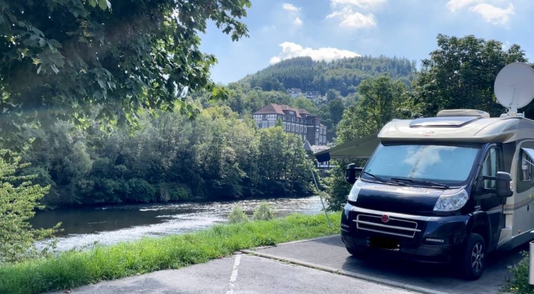 Stellplatz an der Sauerlandhalle Altena — Місце для кемперів in Altena