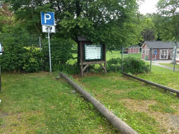 Stellplatz am Freibad Herscheid — Sp. parking dla kamperów in Herscheid