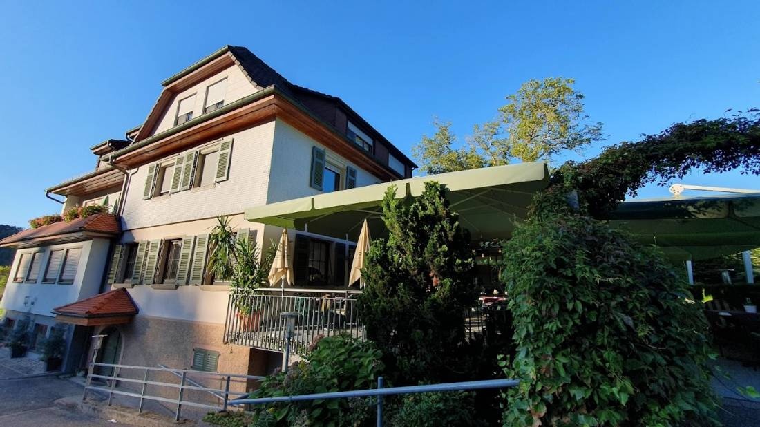 Stellplatz am Gasthof Kinzigstrand Biberach — Restoran veya Otel Alanında in Biberach