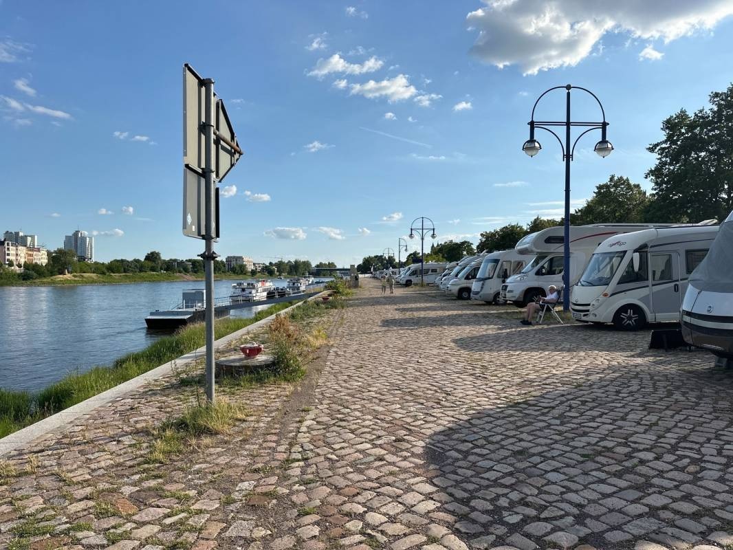 Stellplatz an der Elbe Magdeburg — Aire camping car in MD