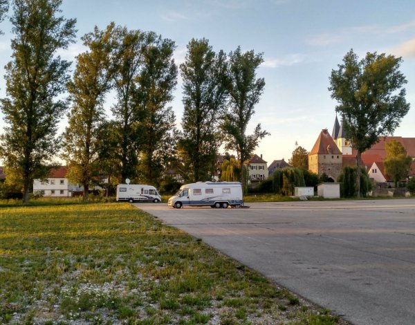 Übernachtungsparkplatz am Festplatz Herrieden — Foto 2