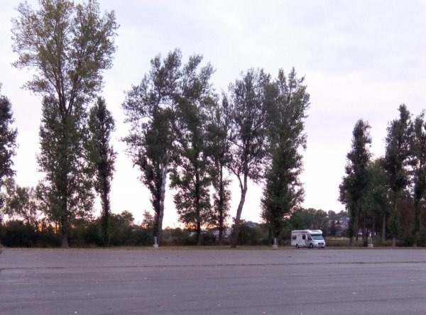 Übernachtungsparkplatz am Festplatz Herrieden — Foto 3