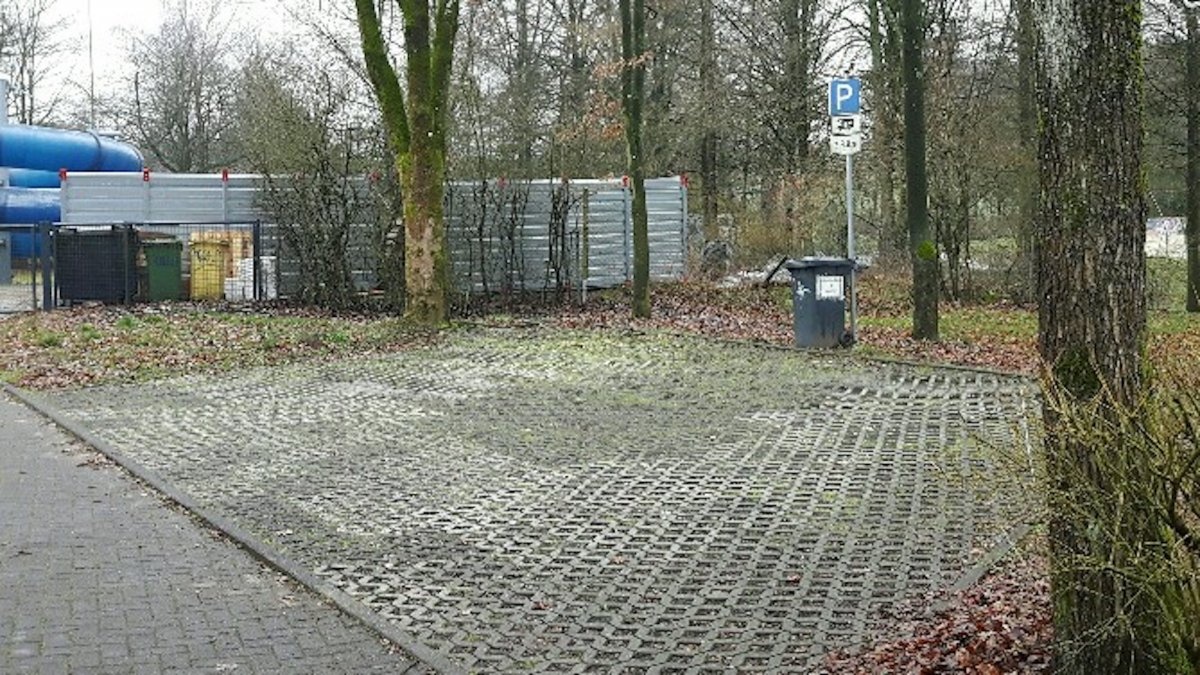 Stellplatz am Parkbad Lindlar — Aire camping car in Lindlar-Hof zum Eigen