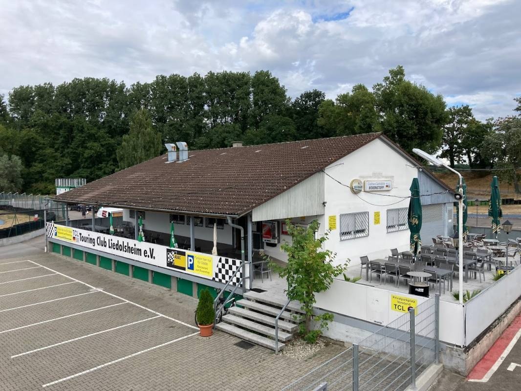 Stellplatz an der Kartbahn Dettenheim — Campervan Site in Dettenheim