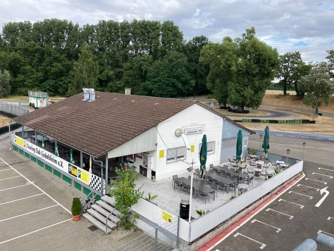Stellplatz an der Kartbahn Dettenheim — Ställplats in Dettenheim