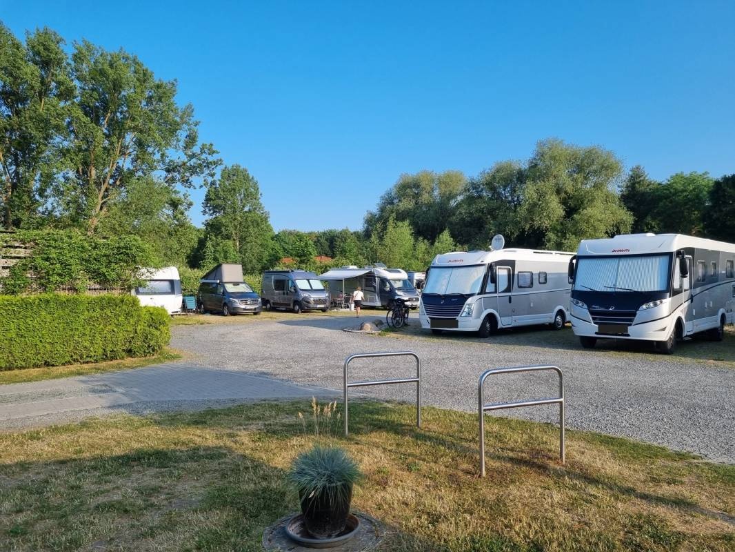 Caravanstellplatz An der Rügenbrücke — Camperplads in Stralsund