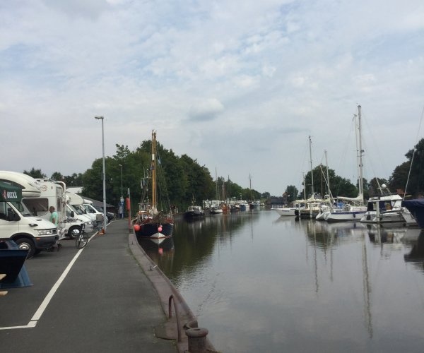 Stellplatz am Alten Hafen Weener — Sp. parking dla kamperów in Weener-Buschfeld