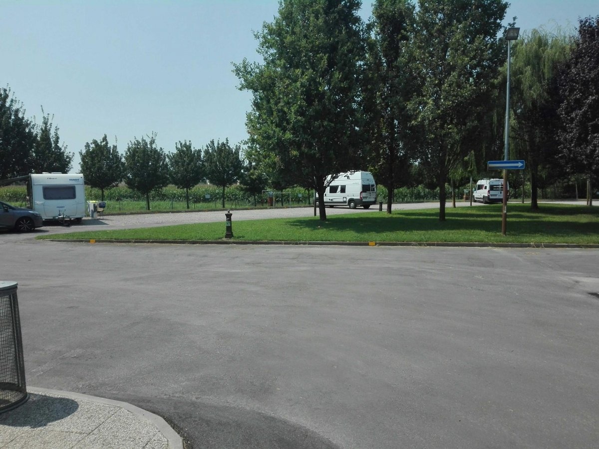 Camper Club Mutina — Ställplats in Modena
