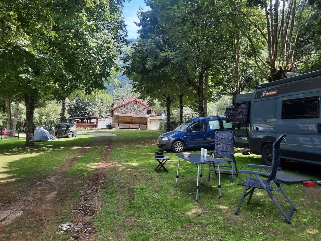 Camping Naranjo de Bulnes — Kemp in Arenas de Cabrales, Asturias / Principado de Asturias
