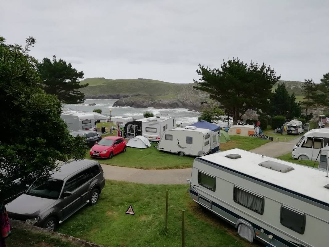 Camping Playa de Troenzo — Kamp yeri in Celorio / Principado de Asturias
