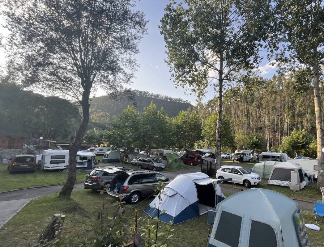 Camping Playa de La Franca Bungalows Asturias — Campingplads in La Franca / Principado de Asturias