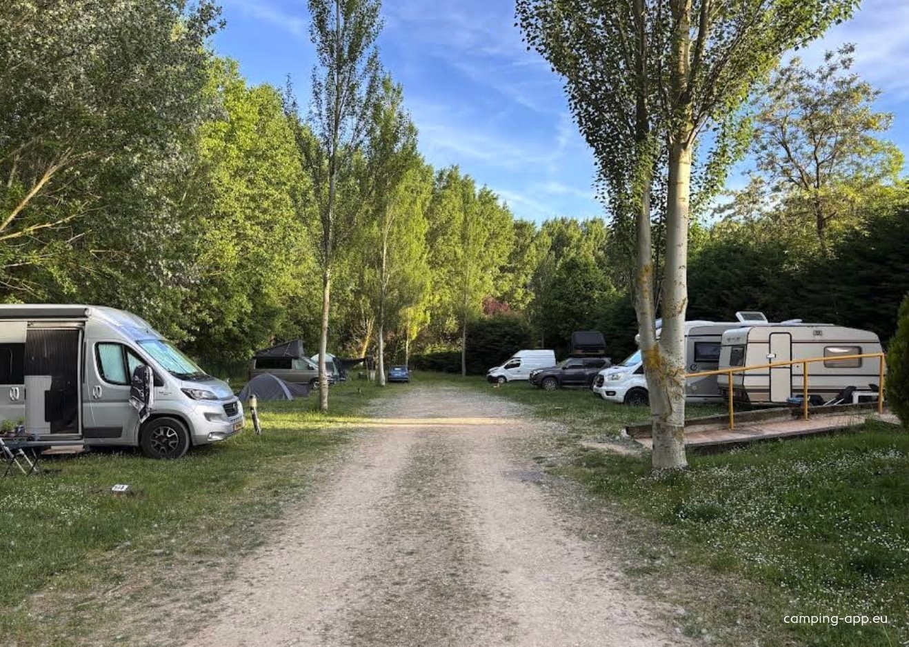 Camping Puerta de Los Montes Obarenes — Kemping in Busto de Bureba / Castilla y León