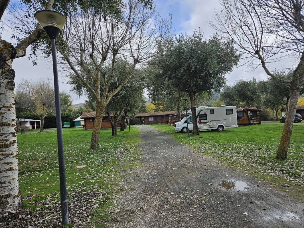 Camping Puerta de la Demanda — Kemping in Villasur de Herreros / Castilla y León