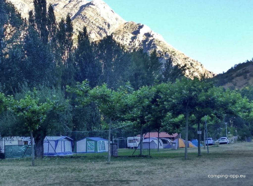 Camping Las Cuevas — Місце для кемпінгу in Valdepiélago / Castilla y León