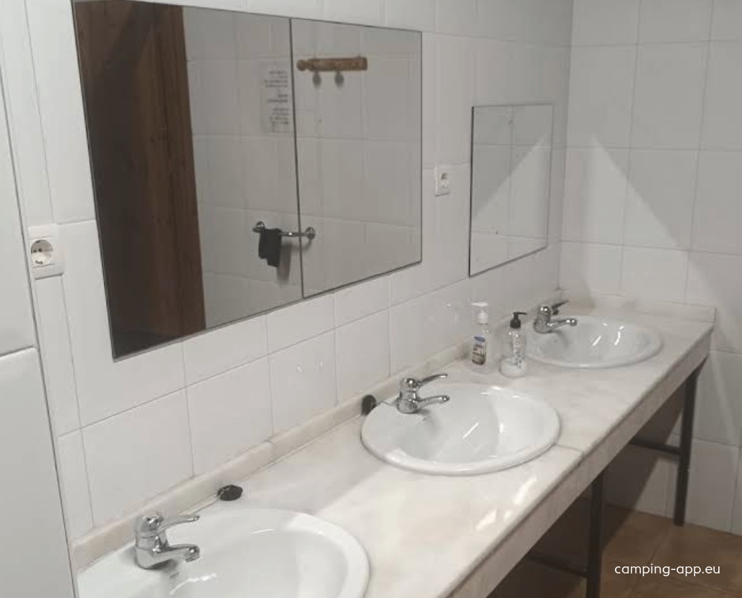Camping Las Cuevas — Місце для кемпінгу in Valdepiélago / Castilla y León