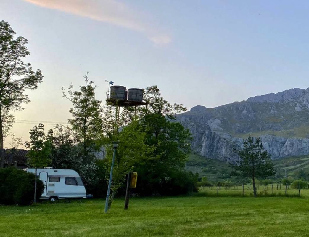 Camping Río Luna — Area da campeggio in Sena de Luna / Castilla y León