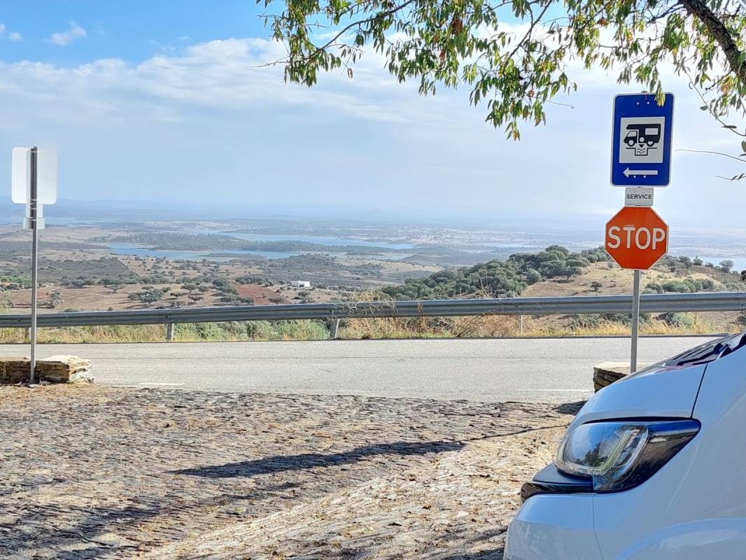 Parque De Pernoita De Autocaravanas — Campervan Site in Monsaraz