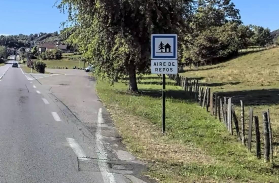 Parkplatz Les Abrets en Dauphiné — Öffentlicher Parkplatz in Les Abrets en Dauphiné