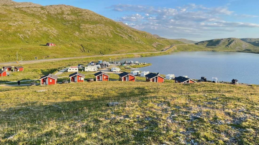 Kirkeporten Camping BaseCamp NorthCape — Kemp in Skarvag