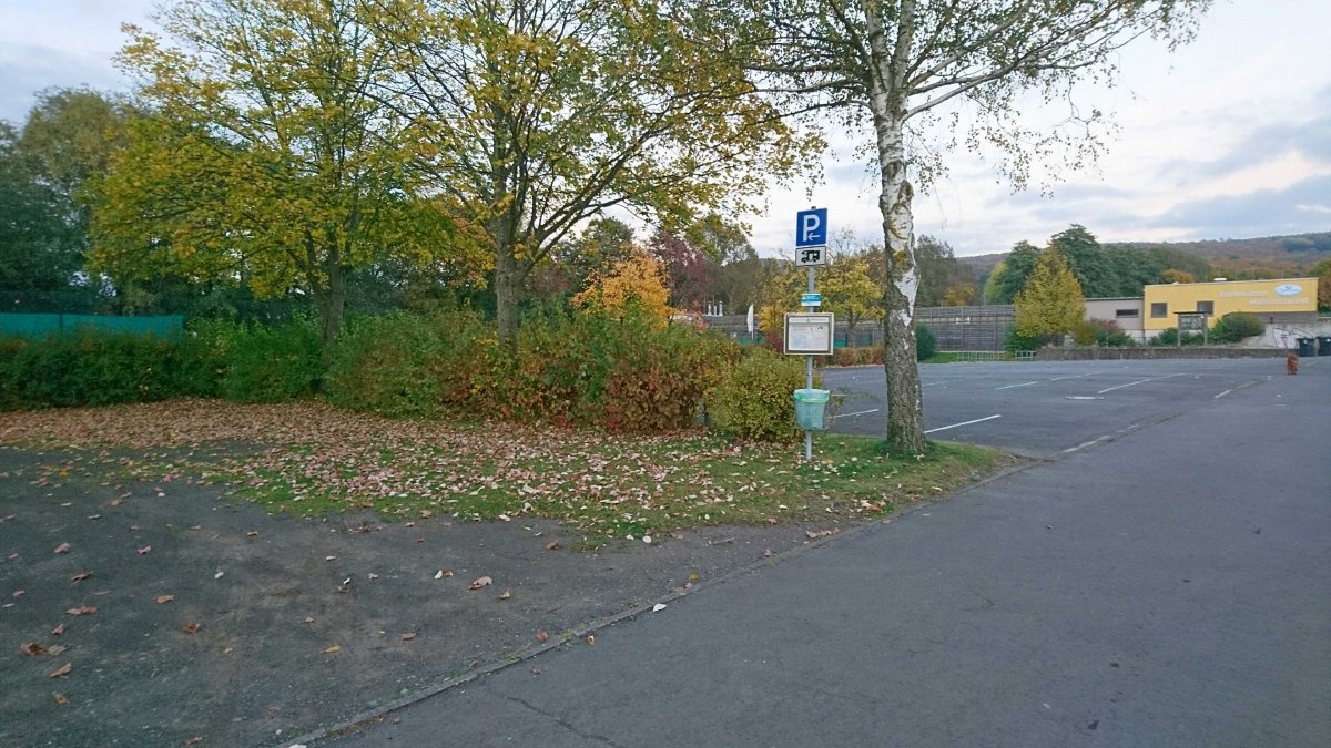 Stellplatz am Schwimmbad Ehlen — Sp. parking dla kamperów in Habichtswald