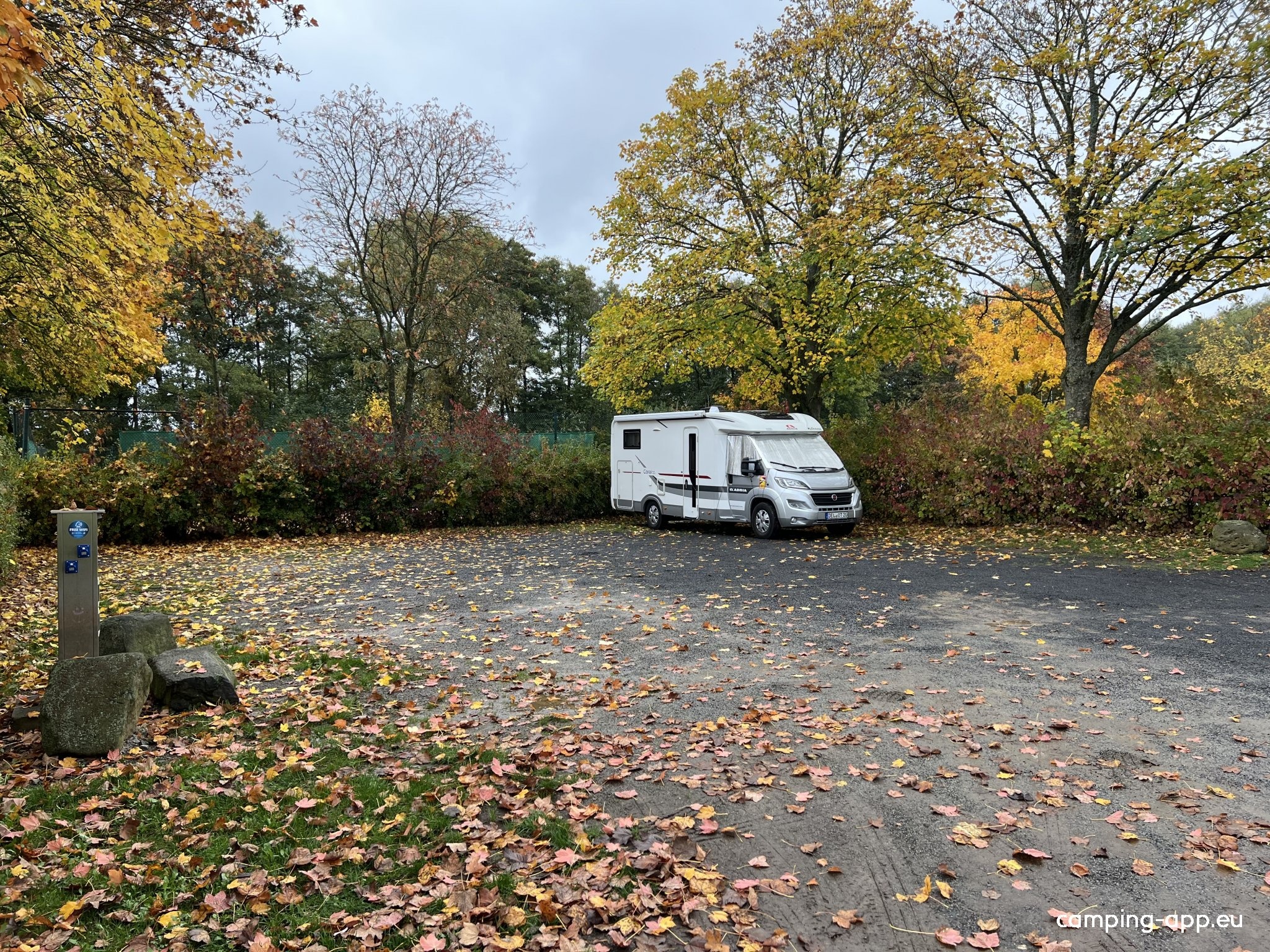 Stellplatz am Schwimmbad Ehlen — Campervan Site in Habichtswald