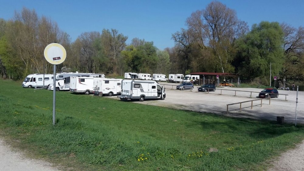 Stellplatz Schlösslwiese Neuburg an der Donau — Sp. parking dla kamperów in Neuburg a.d.Donau-Hesselohe