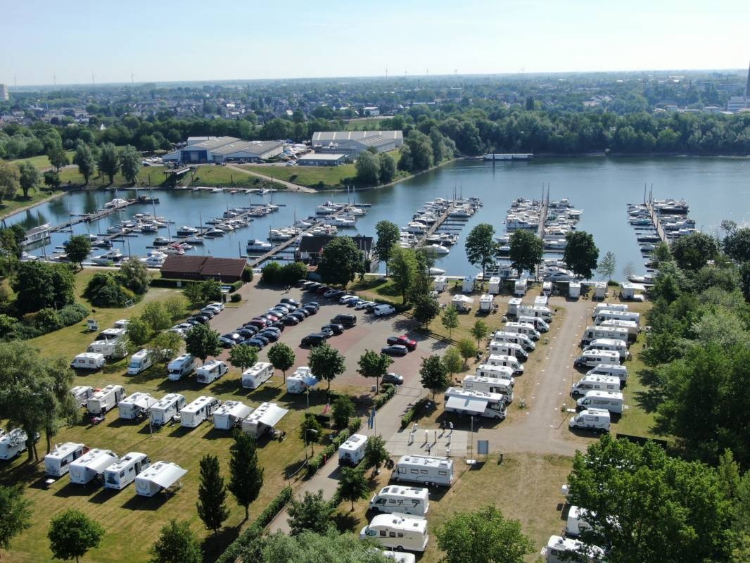 Stellplatz am Yachthafen Emmerich — Aire camping car in Emmerich am Rhein