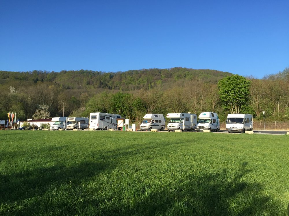 Wohnmobilstellplatz Am Schützenhause in der Stadt Neuffen — Karavan Sitesi in Neuffen
