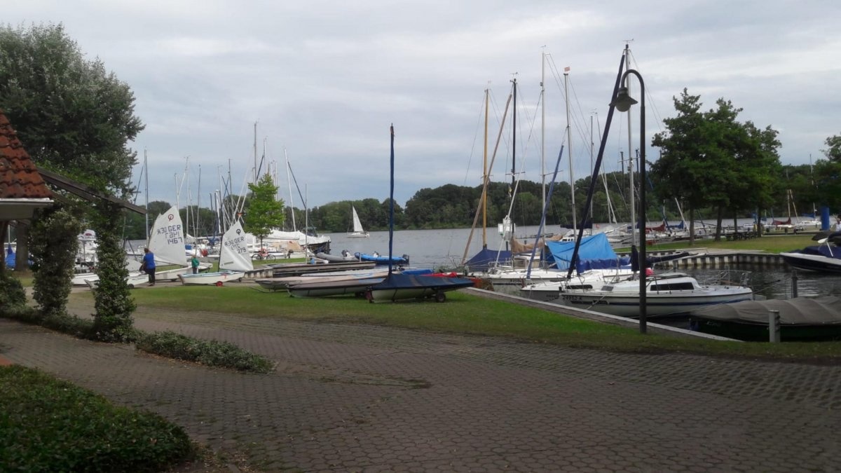 Stellplatz beim Seglerverein Röbel/Müritz — 露营车营地 in Röbel/Müritz