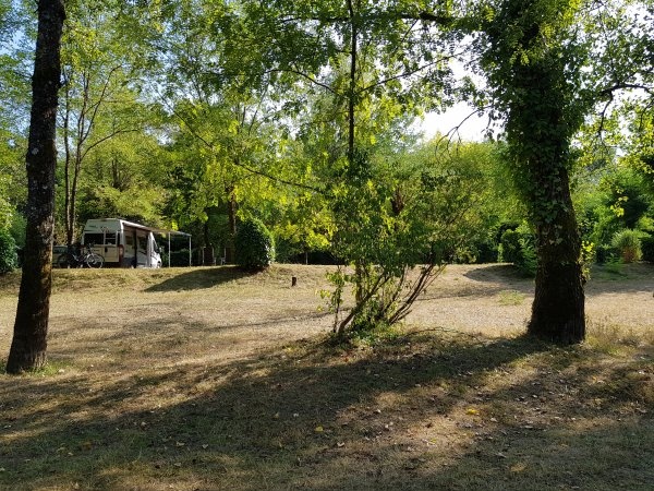 Camping Au Soleil d'Oc — Cámping in Argentat / Nouvelle-Aquitaine