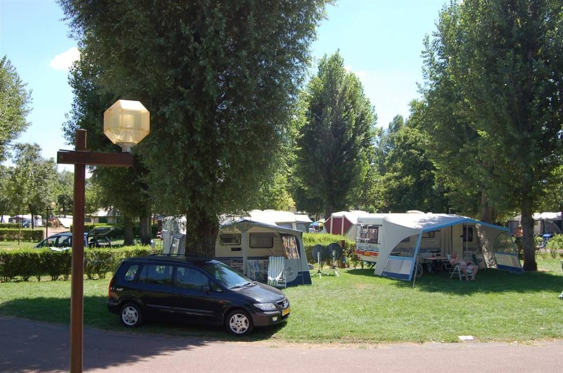 Camping Pré des Laveuses — Camping in Cournon-d'Auvergne