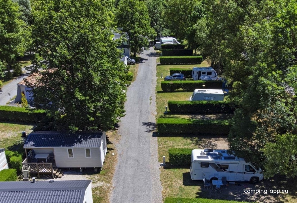 Camping Les Eaux Chaudes *** — Kamp yeri in Digne-les-Bains